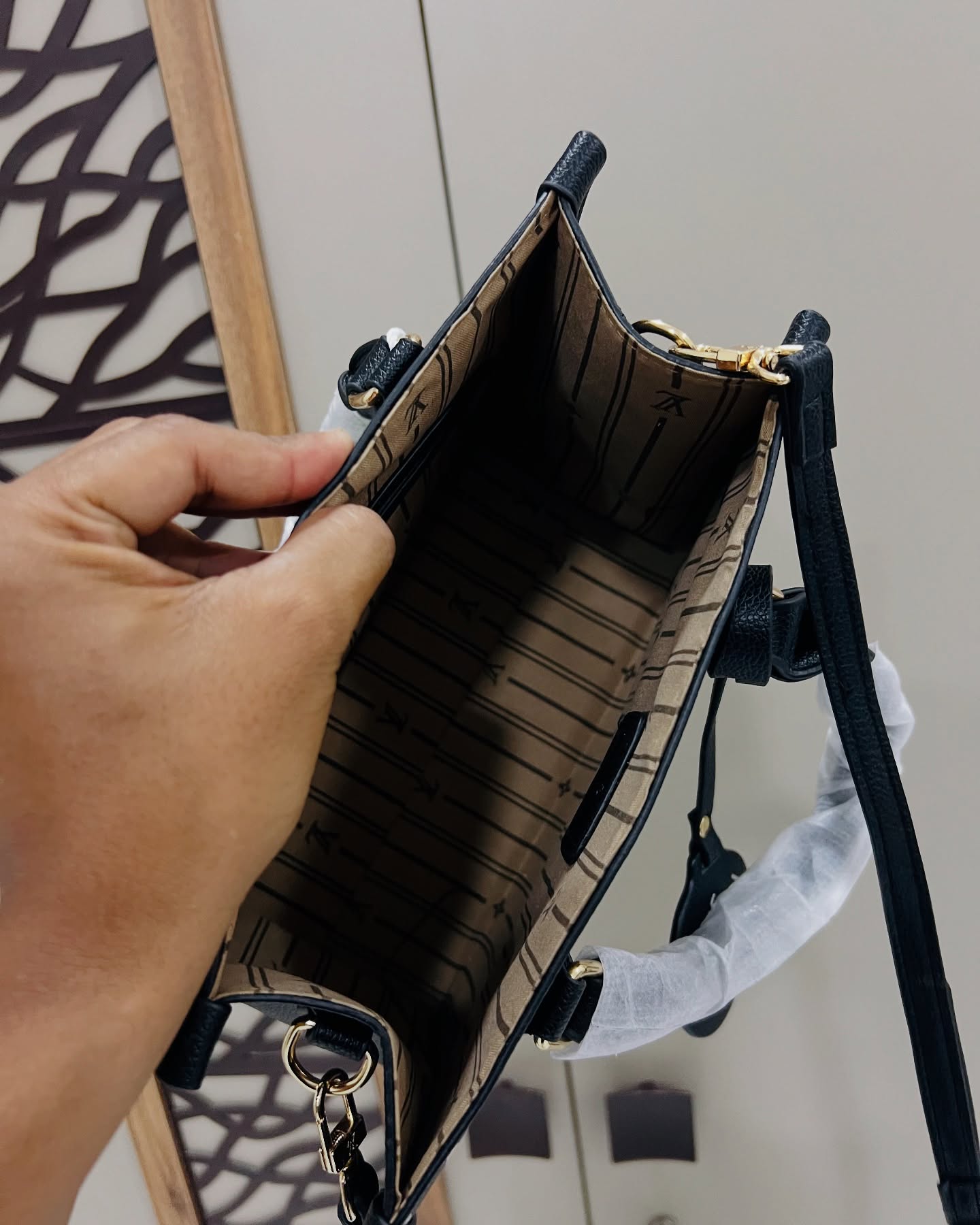 LV Hand Bag Medium Black